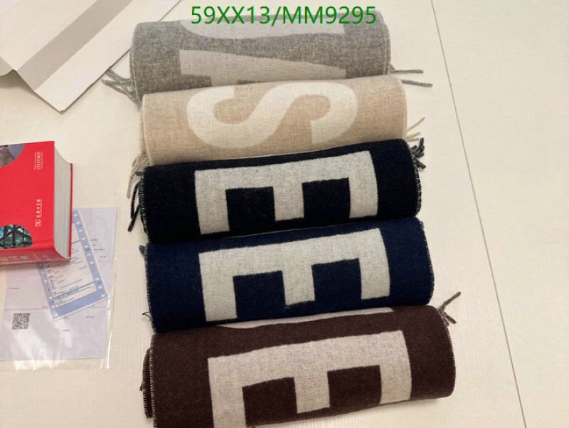 Jacquemus-Scarf Code: MM9295 